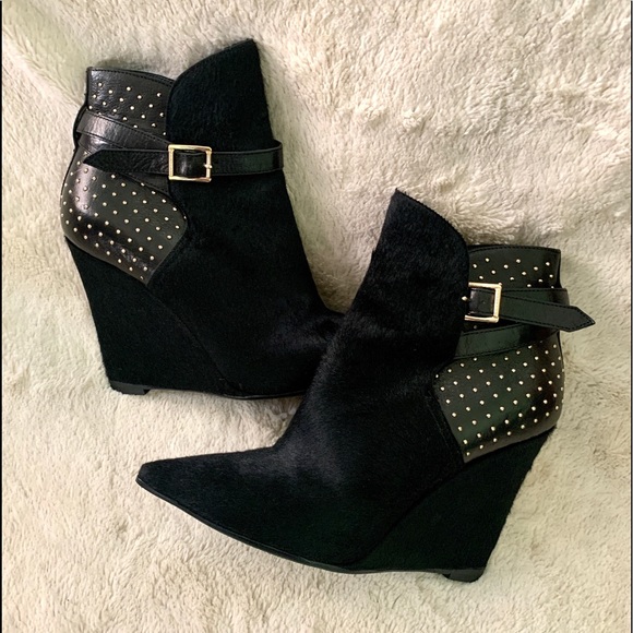 👑✅PRICE FIRM✅NO OFFERS SUPER SALE!! 👑AUTHENTIC Burberry Wedge Fur Ankle Boots. - Picture 4 of 17